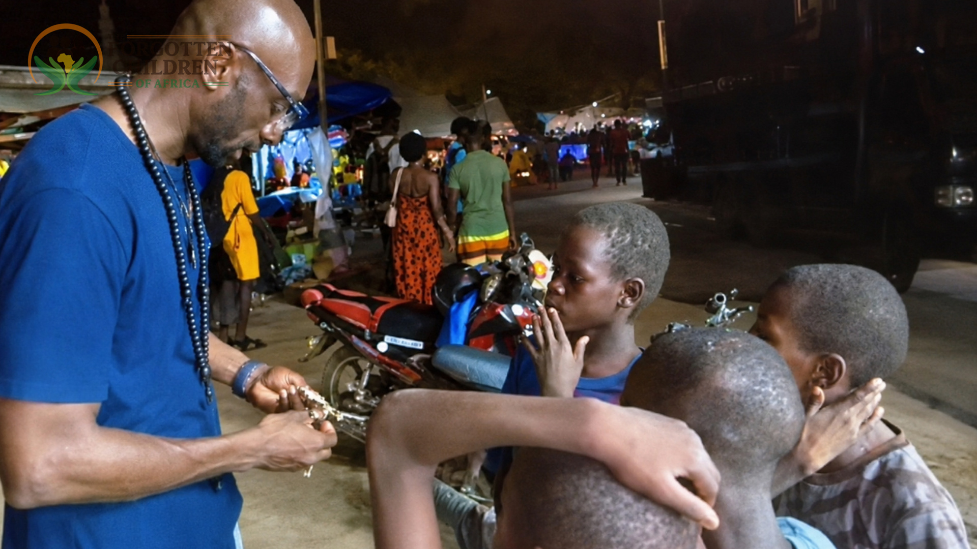Volunteer serving children food
